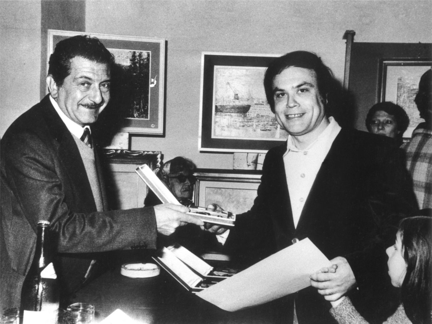 A destra Cesare Crugni con la figlia Barbara mentre  riceve il suo primo riconoscimento. Concorso regionale ENAL “Priamar” presso la “Campanassa” di Savona, 1976.
