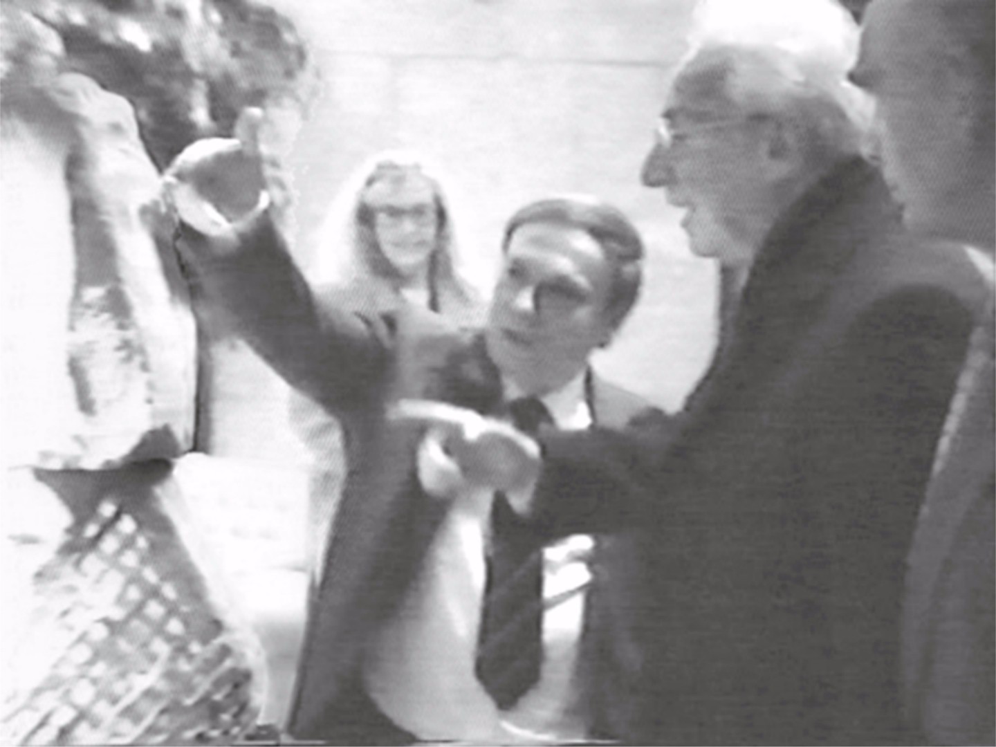 Personale dell’artista in onore della Presidenza della Repubblica, Palazzo del Governo (Prefettura di Savona), 1992. Nella foto Cesare Crugni illustra  il concetto della sua opera al Presidente della Repubblica Italiana Francesco Cossiga.