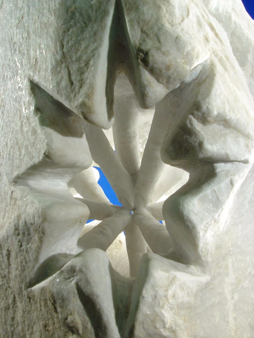 IL PUNTO DELLA CONOSCENZA - marmo bianco di Carrara - cm 44x45x36 - 1985 